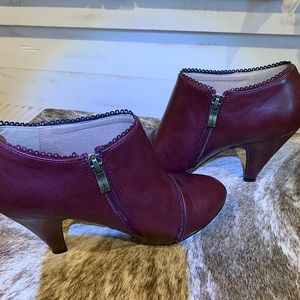 Womens Leather booties in a deep maroon color. Inside zipper with cute trim.